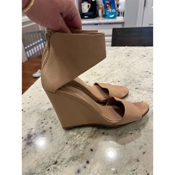 Vince. Tan Leather Cuff Wedge Pebble Leather Sandals sz 8.5 - Picture 3 of 6